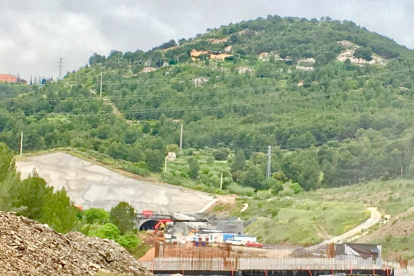 Maquinària treballant a les boques sud del túnel del Coll de Lilla, als peus de la muntanya al terme de Valls, en la construcció del darrer tram de l'autovia A-27.
