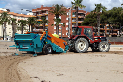 La nova màquina de l'empresa BeachTrotters que desinfecta les platges de virus en la seva presentació a Torredembarra.