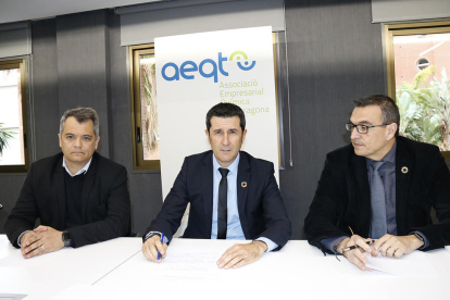 El presidente del AEQT, Rubén Folgado, al centro de la imagen, con el vicepresidente primero, Rodrigo Cannaval, y el vicepresidente segundo, Ignasi Cañagueral, en la sede de la entidad en Tarragona.