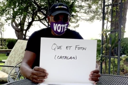 Imatge de l'actor amb el missatge en català dirigit a Donald Trump.