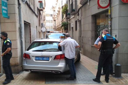 Imagen de las dotaciones policiales en la calle de la Lleona de Reus.