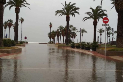 El passeig Jaume I de Salou inundat.