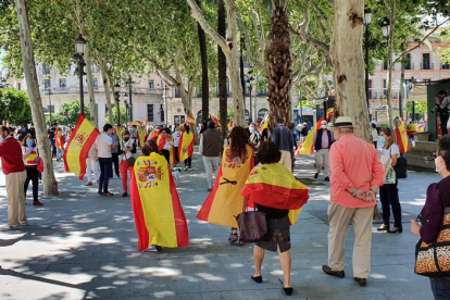 Un centenar de persones s'han manifestat aquest dissabte a la cèntrica Plaza Nueva de Sevilla, a les portes de l'Ajuntament de la capital andalusa