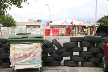 El acceso a la fábrica de Saint-Gobain en l'Arboç, bloqueado con neumáticos con motivo de la huelga indefinida de los trabajadores.