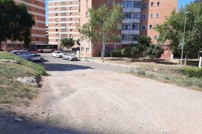 L'asfaltat que connecta les zones del barri és una petició dels veïns.