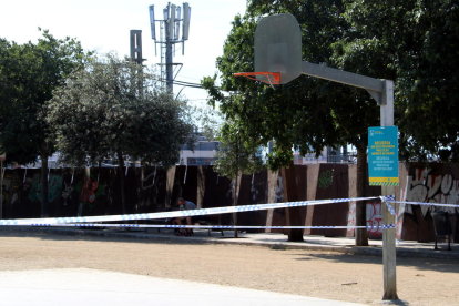 Imagen de uno pista deportiva precintada en Hospitalet de Llobregat el 13 de julio de 2020.