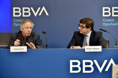 Josep Oliver i Xavier Llinares (director de BBVA a Catalunya), en una imatge d'arxiu.