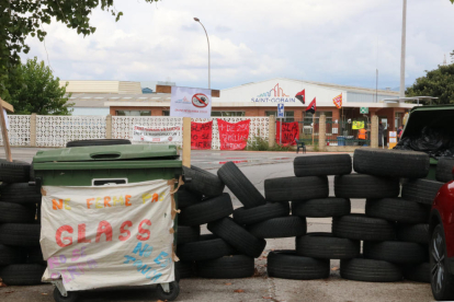 Plano general del acceso a la fábrica de Saint-Gobain en l'Arboç, bloqueado con neumáticos con motivo de la huelga indefinida de los trabajadores.
