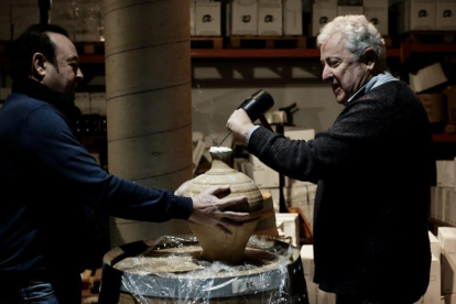 Jordi Diloli y Fernando Zamora abren la primera jarra de vino de la cosecha 2019.