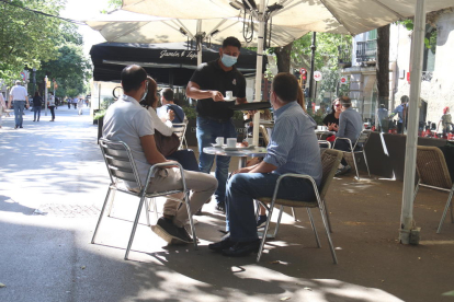 Un cambrer servint a la terrassa d'un bar a la la Rambla de Catalunya en el primer dia de fase 1 a Barcelona.
