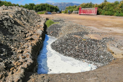 Pla general dels abocaments de restes aqüícoles en uns terrenys de Sant Carles de la Ràpita denunciats pels Mossos.