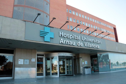 Imatge de la porta d'accés a l'Hospital Universitari Arnau de Vilanova de Lleida.