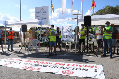 Pla general dels representants sindicals durant la lectura del manifest a les portes de la fàbrica Saint Gobain a l'Arboç en la manifestació per denunciar el tancament d'una divisió de la planta