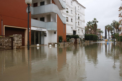 Plano general de una calle inundada en Salou, a causa del temporal.