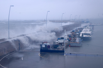 Plano general de las olas|oleadas sobrepasando el muelle pesquero del puerto de l'Ampolla.