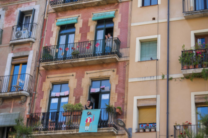 Gente aplaudiendo en los balcones