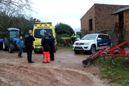 Imagen de un coche de los Mossos y una ambulancia en la masía donde se ha encontrado el hombre de 80 años en Begues.