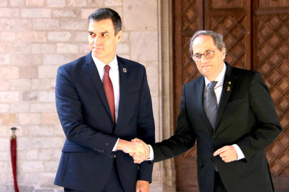 Els presidents Quim Torra i Pedro Sánchez encaixen la mà abans de reunir-se al Palau de la Generalitat.