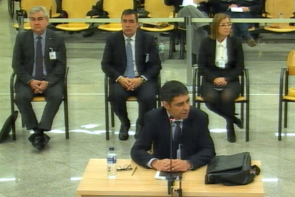 El mayor Trapero y los otros acusados, Cèsar Puig, Pere Soler y Teresa Laplana durante el tercer día de juicio.