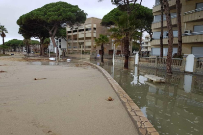 La tormenta ha dejado zonas de playa y calle inundadas, paseos llenos de arena, y daños en las pasarelas de madera, las duchas de las playas y mobiliario urbano.