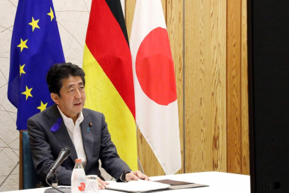 El primer ministre japonès, Shinzo Abe, en una videoconferència aquest divendres a Tòquio