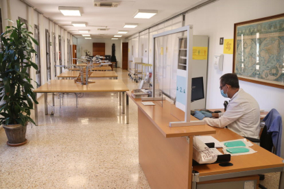 La sala de consultes de l'Arxiu Històric de Tarragona, amb diferents mesures de seguretat per la covid-19.