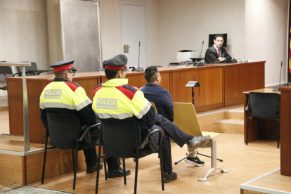 El acusado de agredir sexualmente a su hijastra en Lleida, en el juicio en la Audiencia.