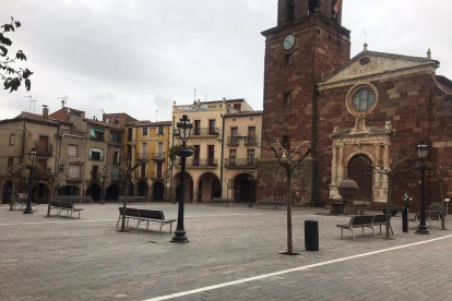 Imagen de la plaza Major de Prades, sin gente a causa del confinamiento obligatorio para combatir la expansión del coronavirus.
