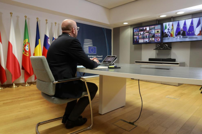 Plano general del presidente del Consejo Europeo, Charles Michel, durante la videoconferencia con los líderes de la UE.