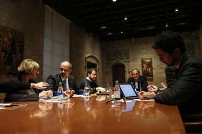 Plano de la reunión del presidente de la Generalitat, Quim Torra, con el vicepresidente, Pere Aragonès, y los consellers Alba Vergés, Miquel Buch i Damià Calvet.