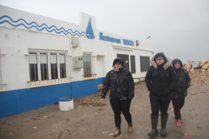 Les propietàries del restaurant Vascos, a la platja de la Marquesa, comprovant els efectes del temporal.