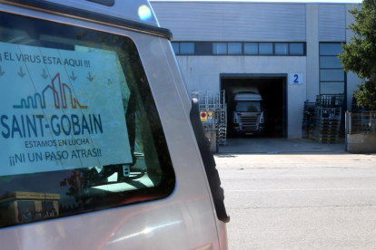Imatge d'un camió carregant al centre logístic de Saint Gobain a Bellvei