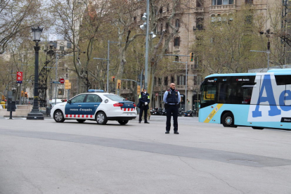 Control dels Mossos a la plaça Catalunya de Barcelona durant el primer dia laborable de l'estat d'alarma pel coronavirus.