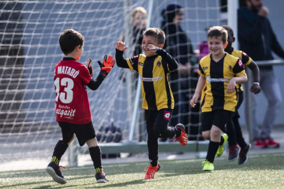 Los niños son el futuro del fútbol y, a falta de instalaciones, tienen permiso para poder entrenar.