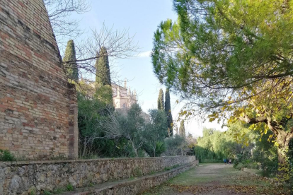 El consistorio quiere que la falsa braga, un jardín que conecta el Campo de Marte con el Roqueral, «la pueda aprovechar todo el mundo», dice Puig.