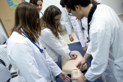 Imagen de archivo de alumnos de Medicina de la URV haciendo prácticas.