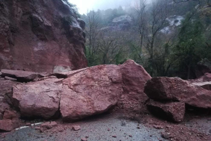 Diverses roques voluminoses han obligat a tallar