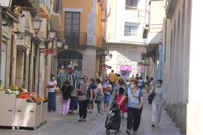 El Carrer Besalú de Figueres amb gent passant aquest dissabte