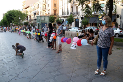 Els participants en la cadena humana celebrada a la Rambla Nova de Tarragona per denunciar que les mesures sanitàries a les escoles no són suficients