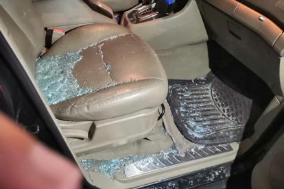 Vidres trencats a dins d'un dels cotxes que han estat objecte de robatori.