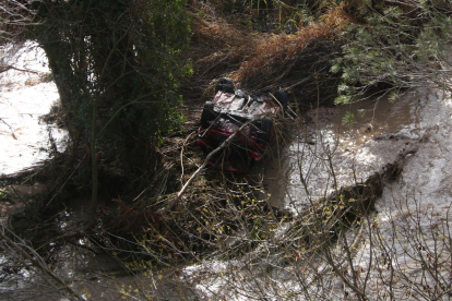 Pla obert del vehicle submergit al riu Montsant, al terme municipal de Cabacés.