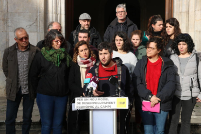 Concejales de la CUP en el Campo y el Ebro, con Oriol Olivé (la Canonja) en el centro y la diputada cupaire Natàlia Sànchez, en rueda de prensa delante del Ayuntamiento de Tarragona, en relacio a la explosión en Iqoxe.
