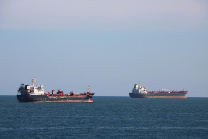 Dos vaixells petrolers fondejats davant la costa de Tarragona.