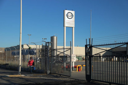 Una treballadora de Nissan davant l'entrada de la planta de la Zona Franca durant el primer dia en què s'ha reprès la producció de vehicles a la fàbrica