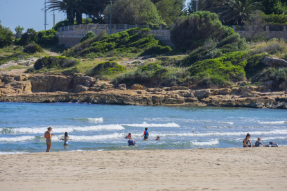 Banyistes a la platja de l'Arrabassada de Tarragona, aquest dimarts a la tarda.