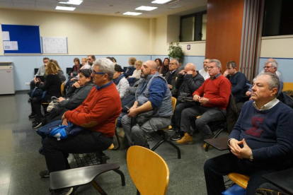 Imatge d'una reunió de la Guàrdia Urbana amb representants de les associacions de veïns.
