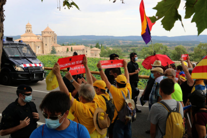 Nombrosos manifestants exhibint pancartes contra el rei prop del monestir de Poblet.