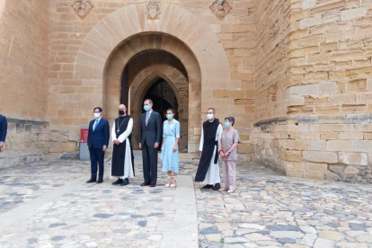 Los monjes de Poblet han recibido a los Reyes en las puertas del Monasterio.
