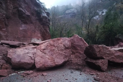 Imagen de las rocas que han caído a la vía de acceso de Siurana.