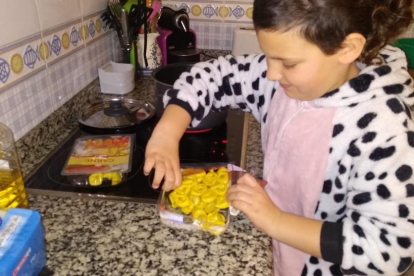 La Marta cocinando la cena en días de confinamiento.